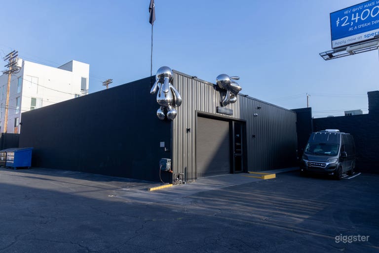  Filmfertiges Kunstgalerie-Gelände + Eingezäunter Parkplatz für 20+ Fahrzeuge 