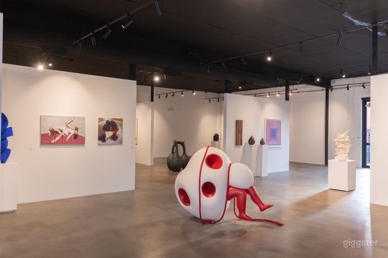  Filmfertiges Kunstgalerie-Gelände + Eingezäunter Parkplatz für 20+ Fahrzeuge 