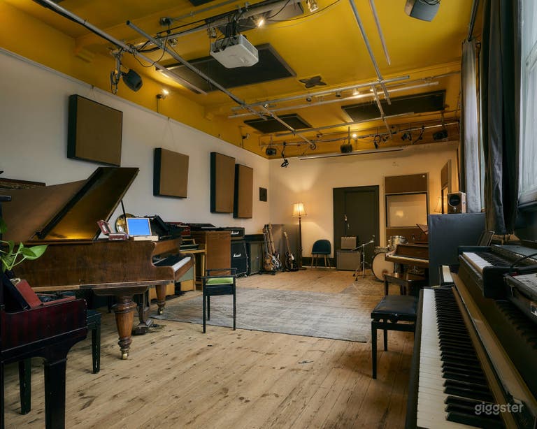  A Vibrant, Multipurpose, Daylit Recording Studio 