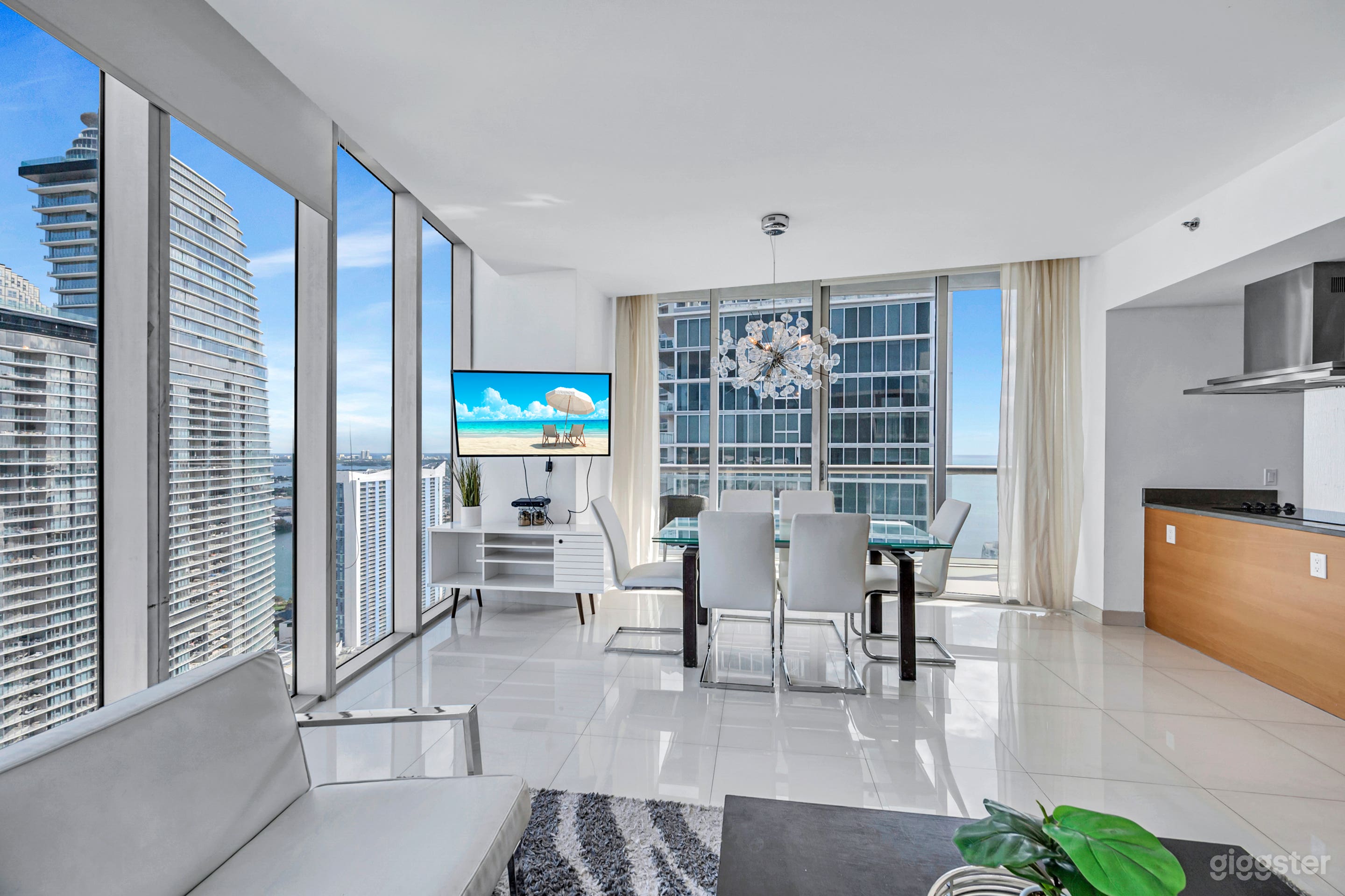 Skyline Luxury with Modern Edge Photo 3