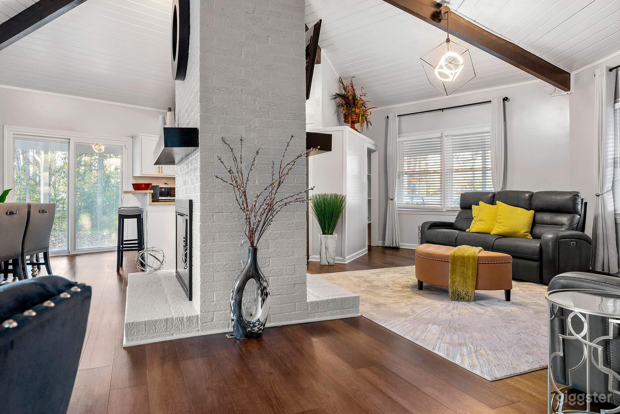 3 BEDROOM + OPEN FLOOR PLAN Photo 3