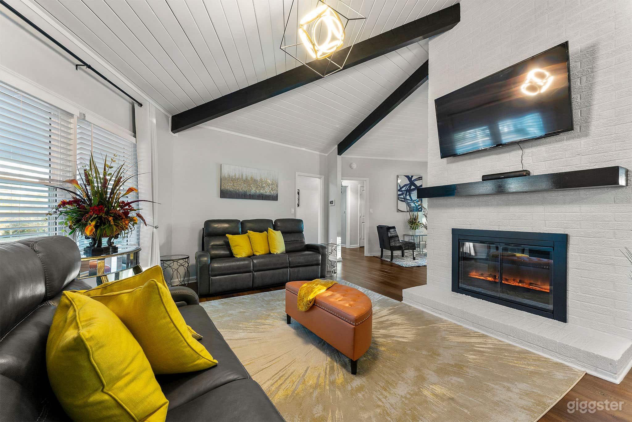 3 BEDROOM + OPEN FLOOR PLAN Photo 1