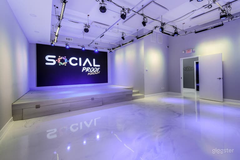  Notre espace événementiel de 1100 pieds carrés possède de magnifiques sols en marbre époxy blanc. Espace ouvert avec une zone désignée pour la cabine sonore. Système sonore installé. Production d'éclairage installée et un écran LED 