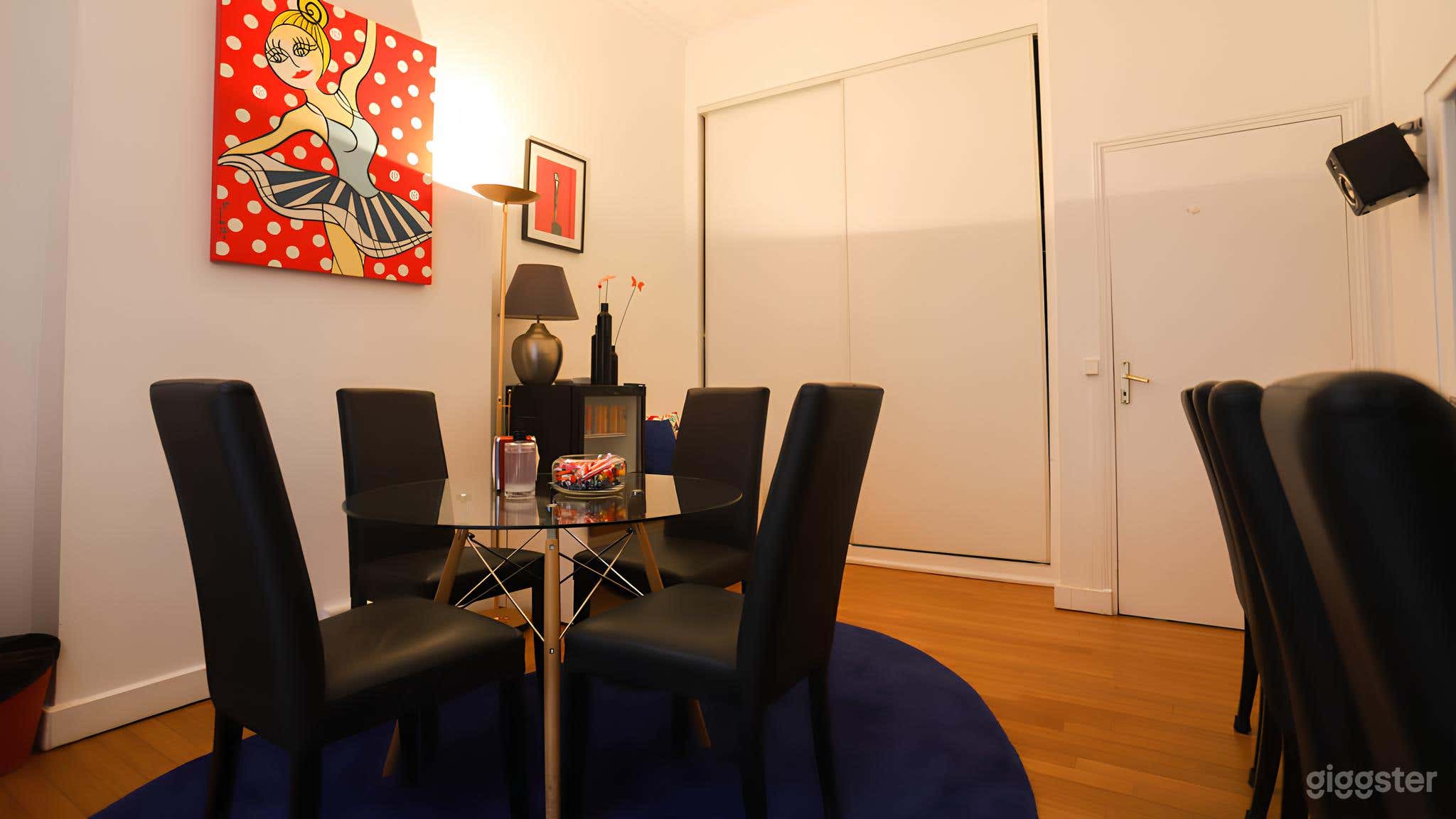 Photo de Red Room - Bathed in Natural Light 3