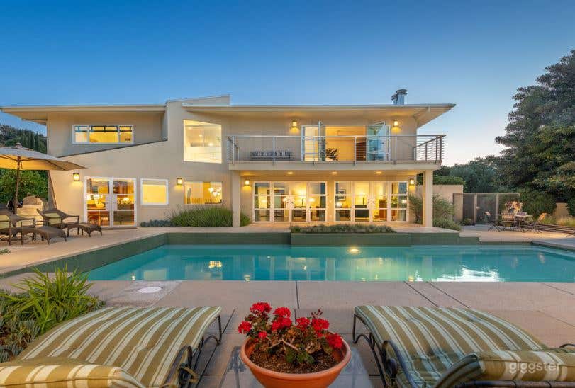 Truly Artistic Encino Home with Stunning Pool (Entire Property) Photo 2