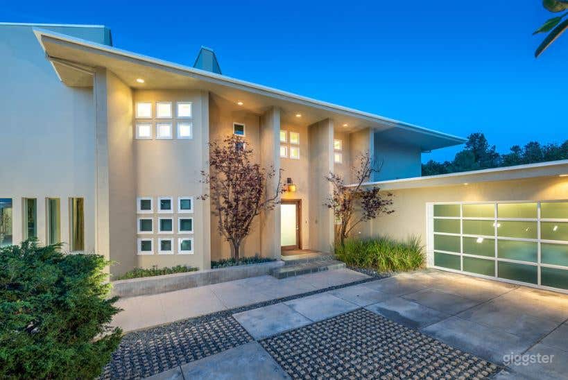 Truly Artistic Encino Home with Stunning Pool (Entire Property) Photo 3