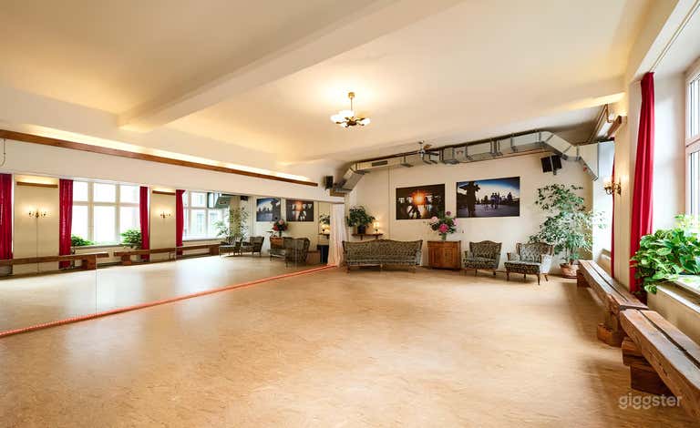  Mirror Room with 6-Meter-Long Mirror Wall 