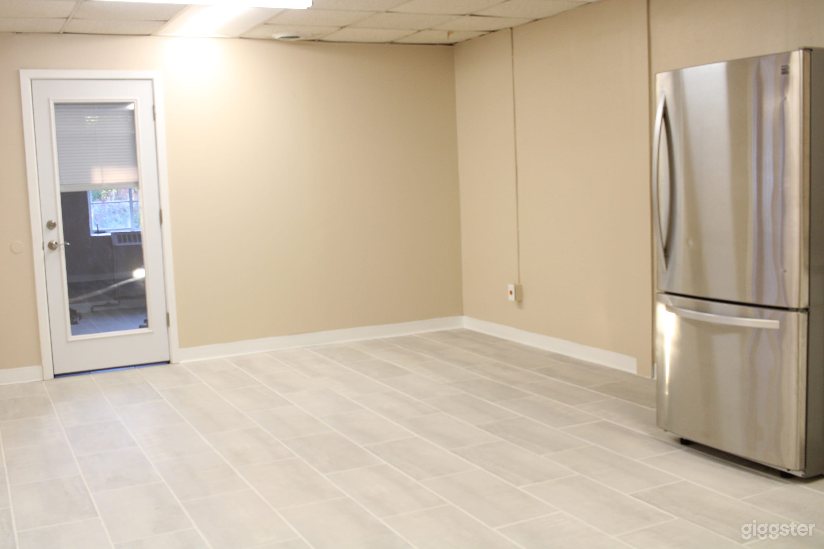 Downtown Chic Meeting Room Photo 2