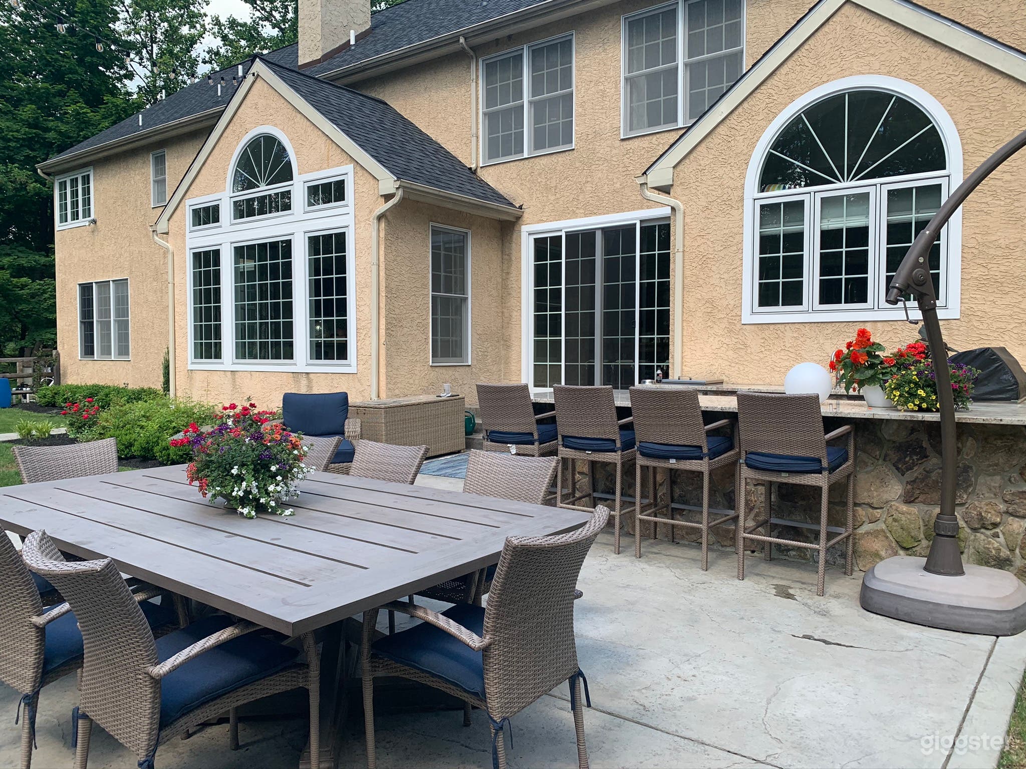 Outside bar and kitchen 