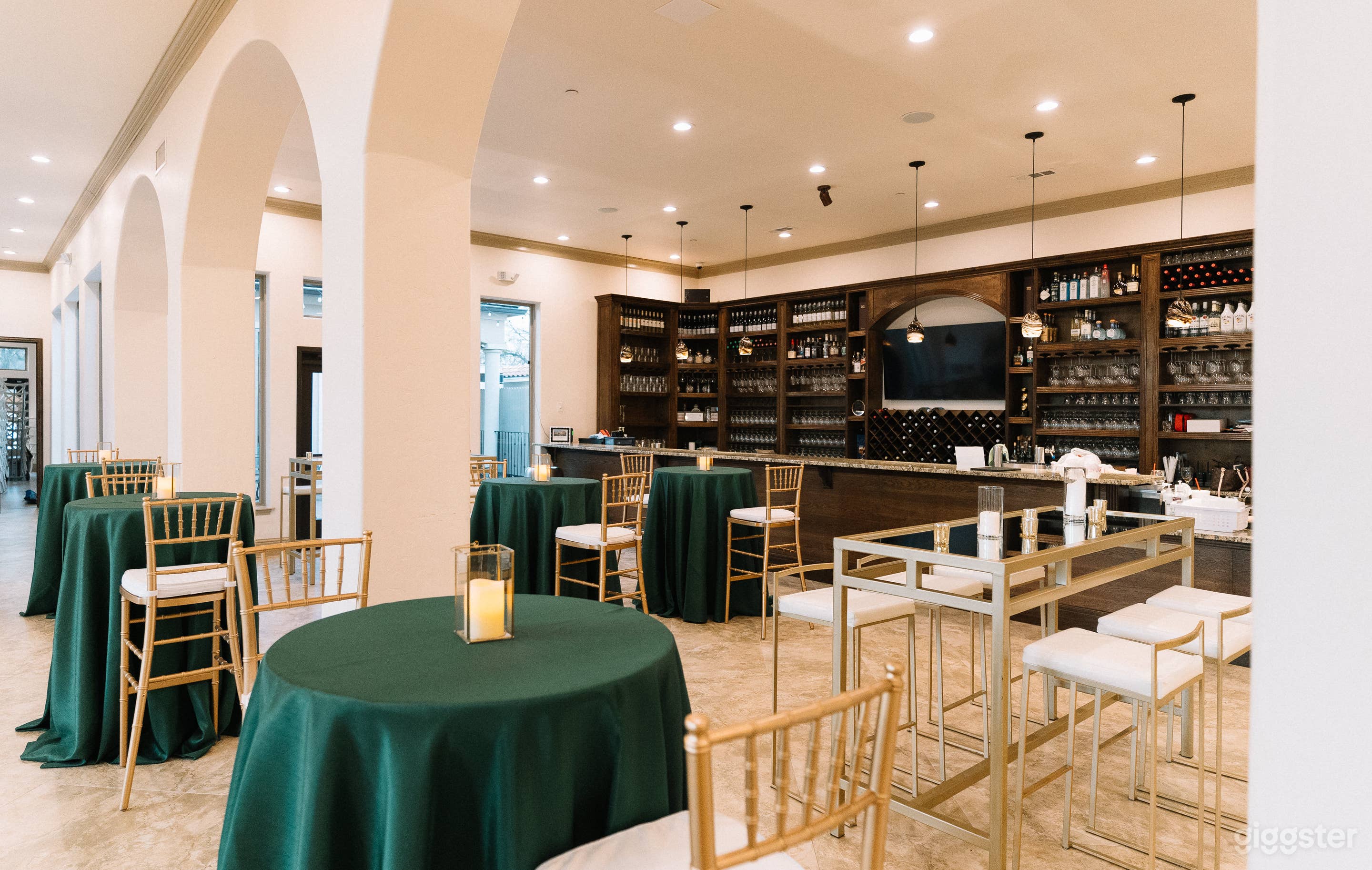  Cozy and Warm Cocktail Bar for Events  Photo 2