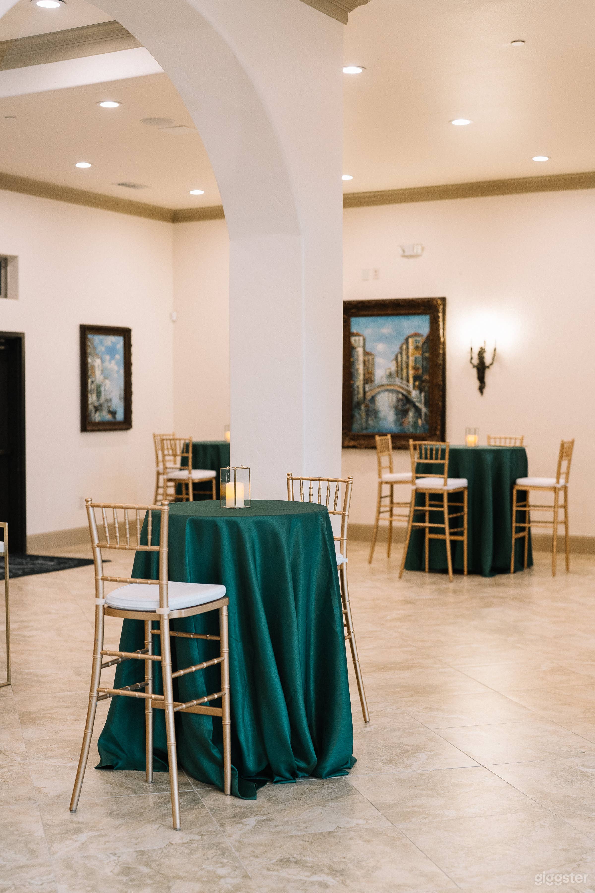  Cozy and Warm Cocktail Bar for Events  Photo 4