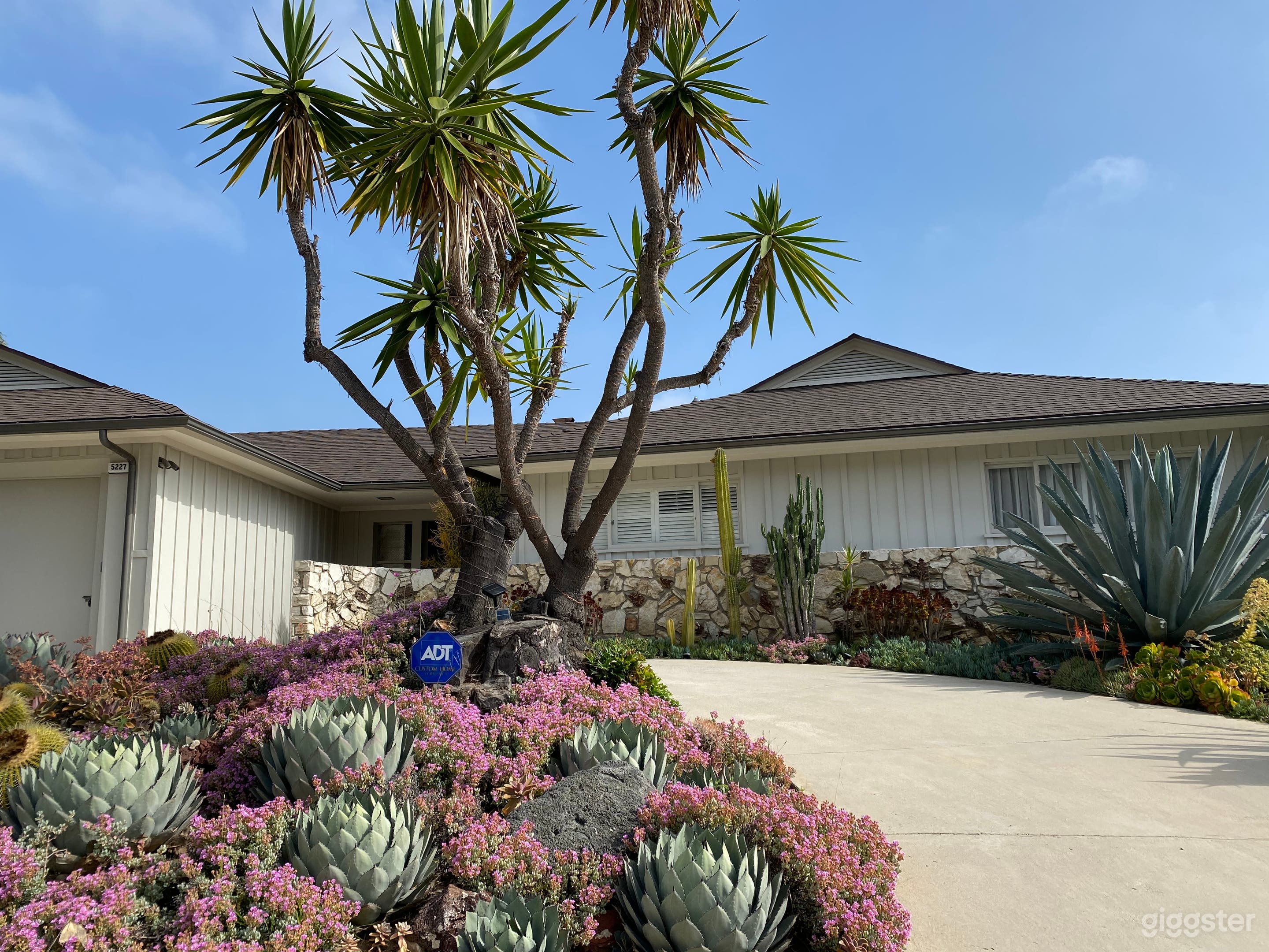 Mid Century Ranch Style Home w/ Amazing View of LA Photo 2
