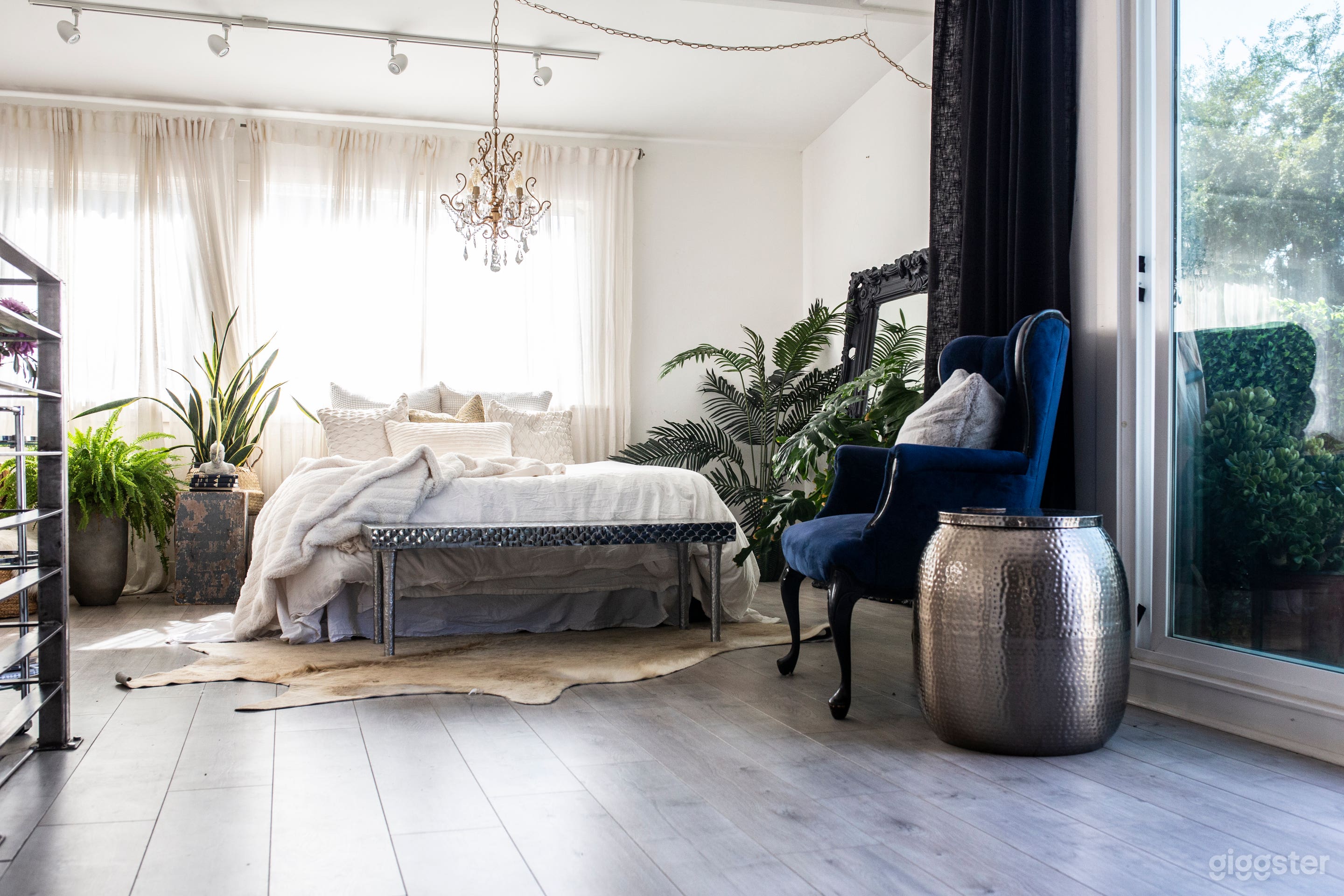 Outdoor/Indoor Daylight Studio with Skyline Views Photo 3