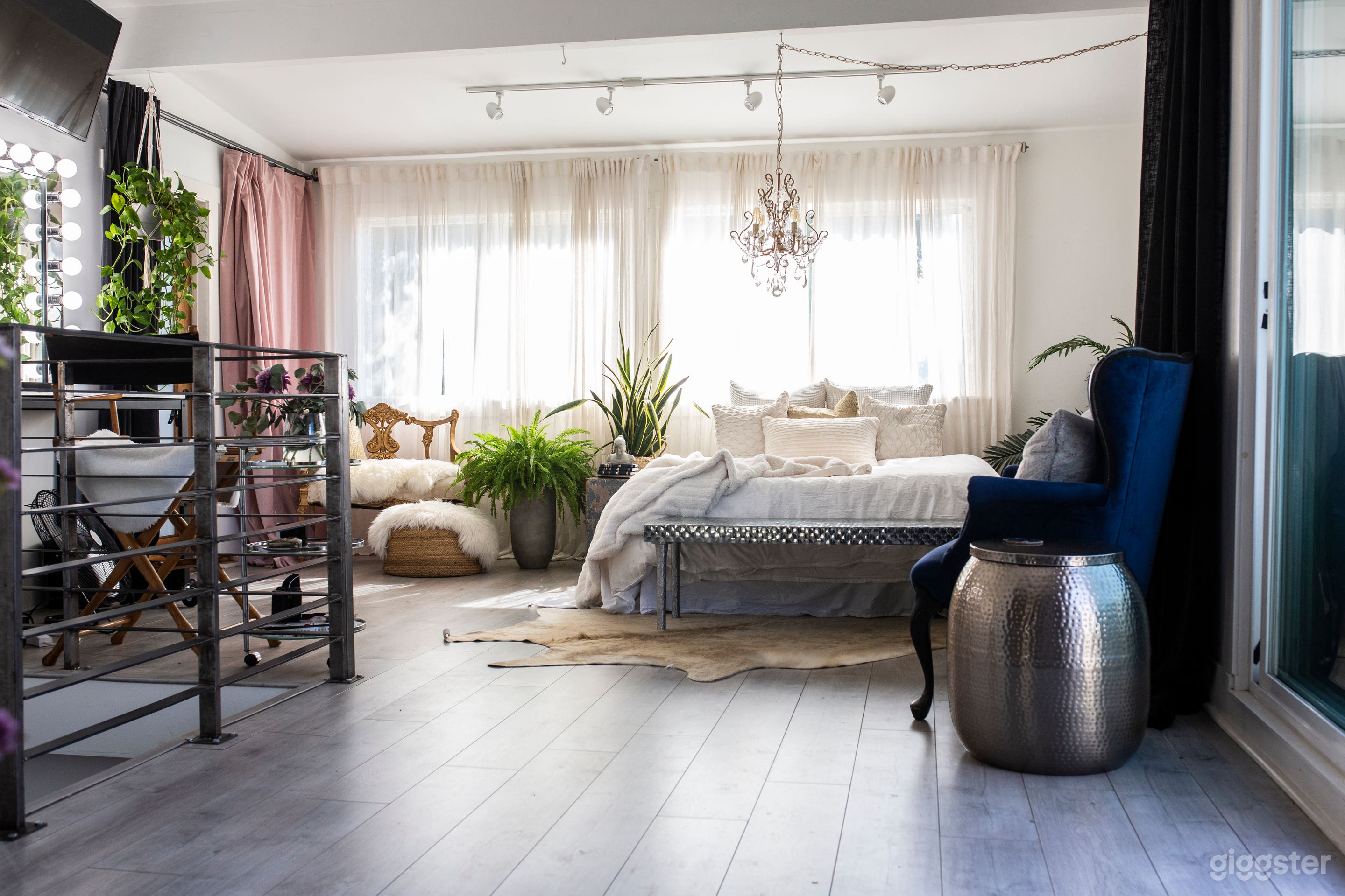 Outdoor/Indoor Daylight Studio with Skyline Views Photo 4