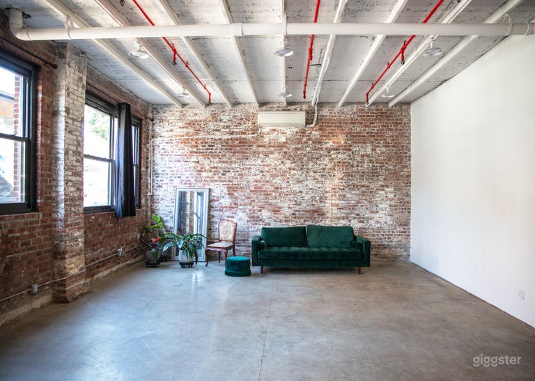  Plenty of space to shoot in with great furniture to use 