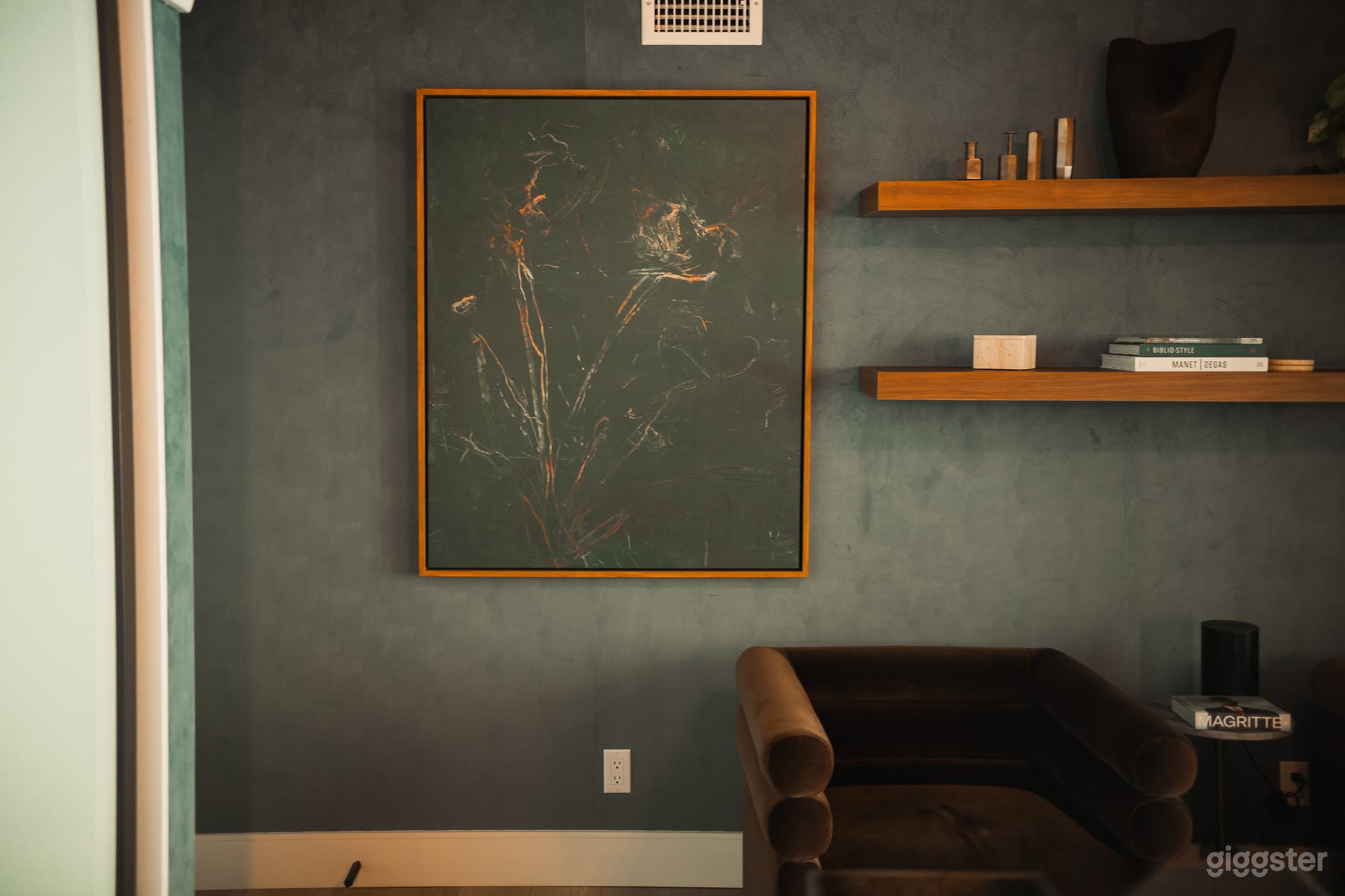 Hillside Haven Office & Podcast Studio *NO Film Permit Req.* Photo 3