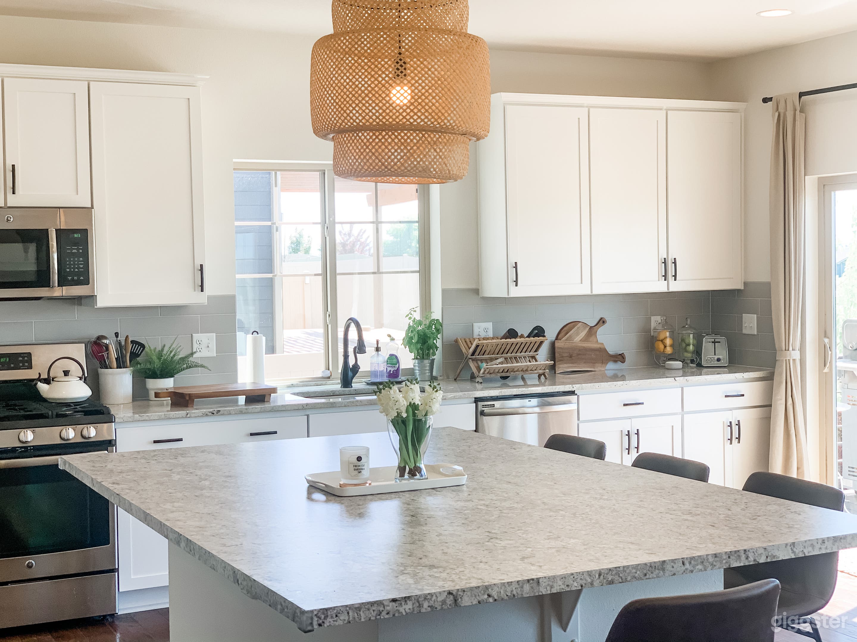 Stunning, Bright, &amp; Contemporary Craftsman Photo 2