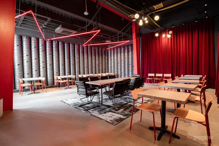  Salón cervecero con cortinas de terciopelo exuberante y patio artístico 