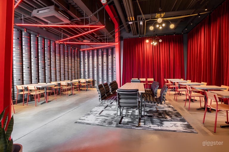  Salón cervecero con cortinas de terciopelo exuberante y patio artístico 