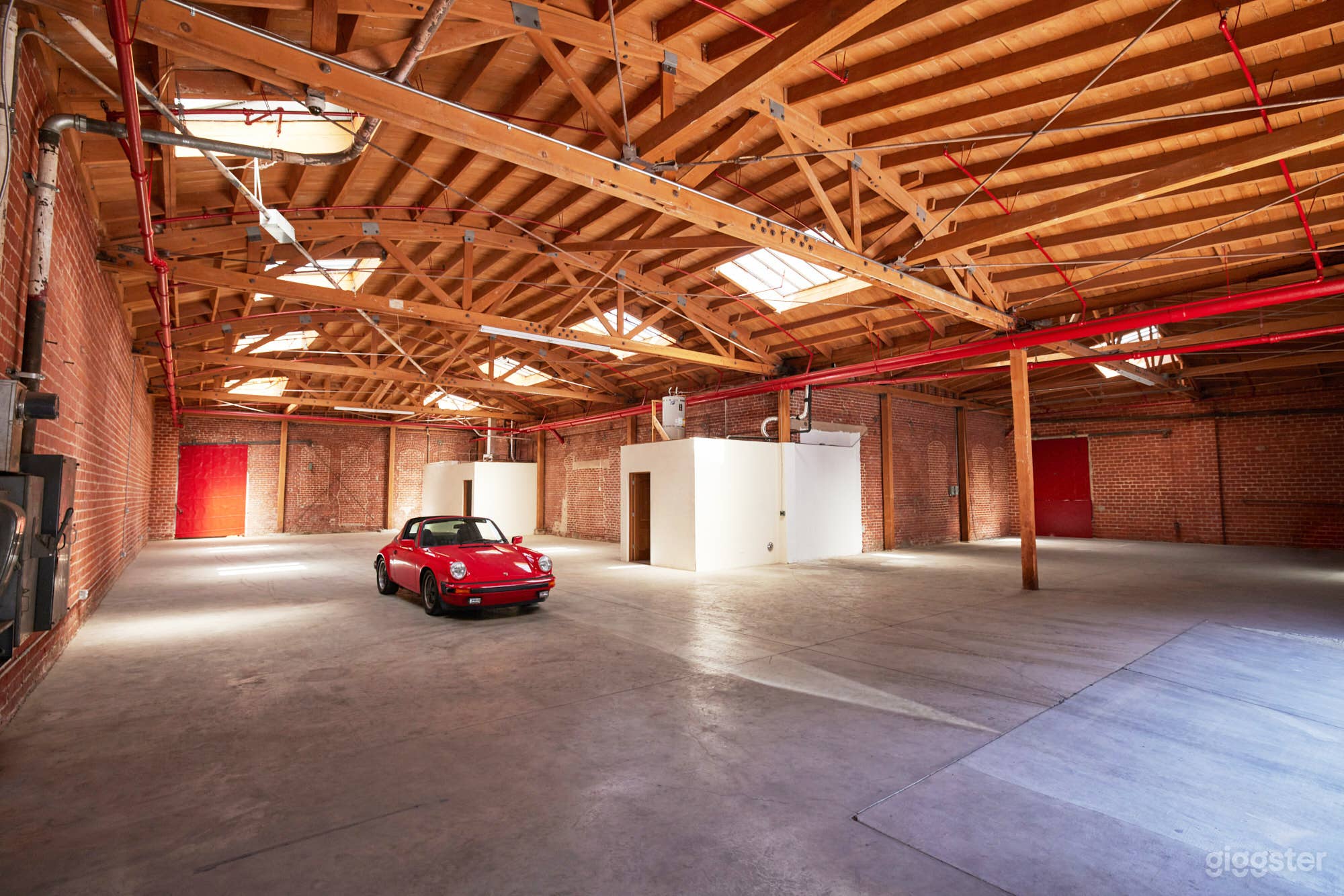 Era Stage: Exposed brick, natural light. Photo 1