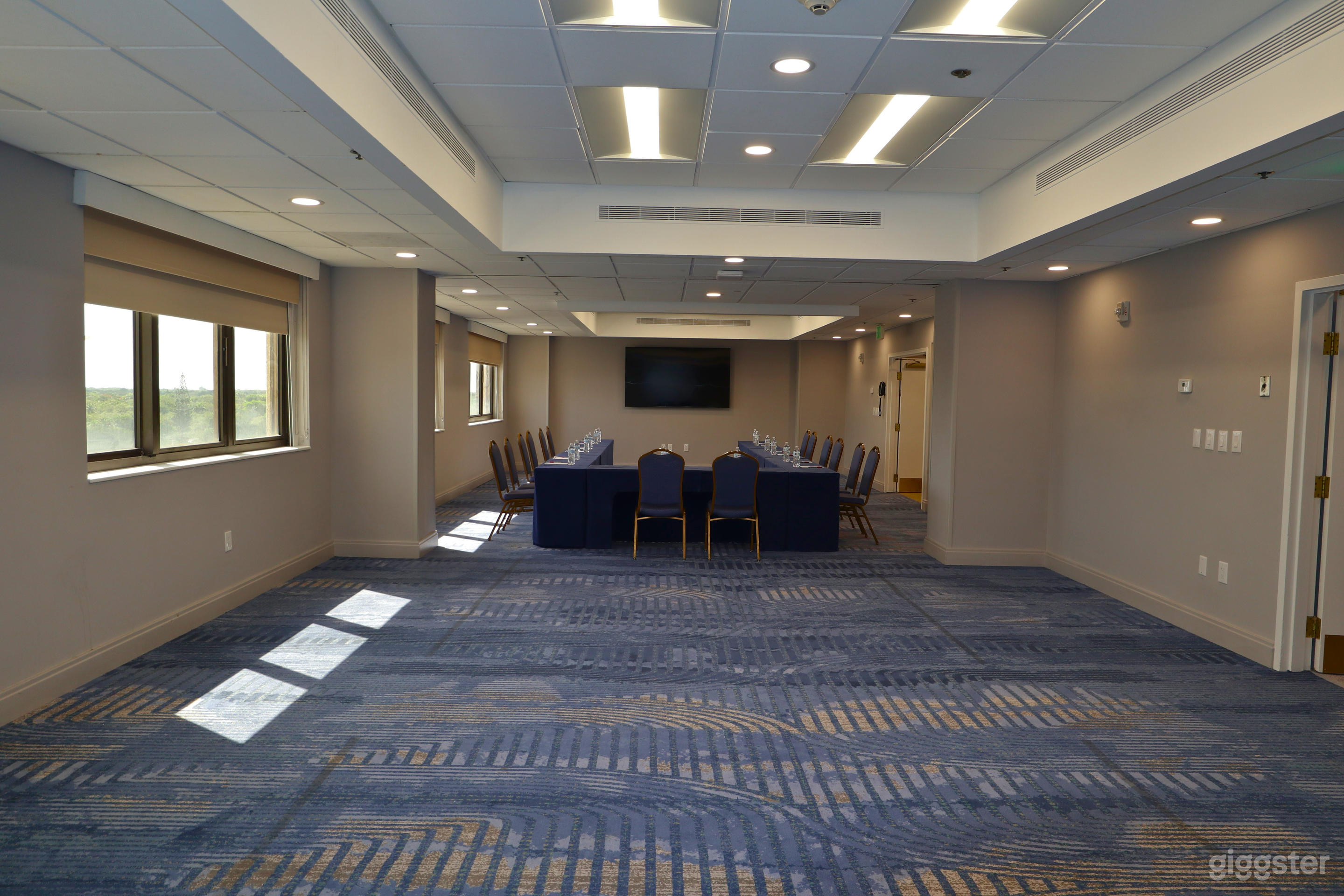 Elegant 7th Floor Meeting Rooms for Business Events Photo 3
