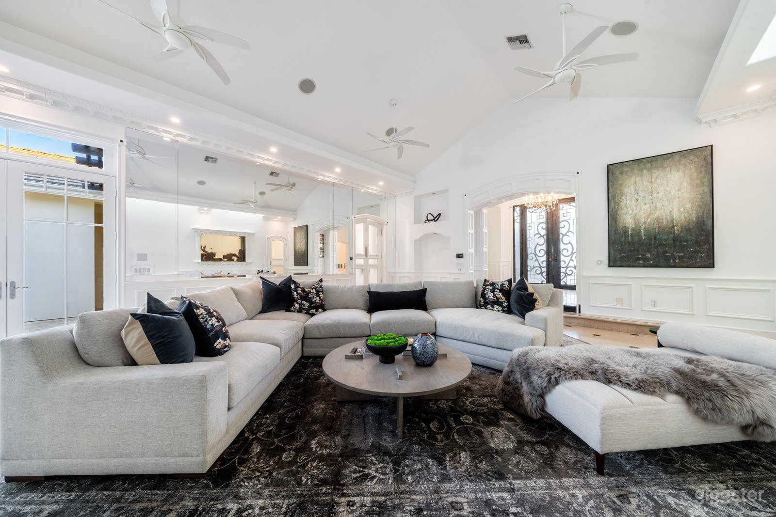 Extravagant Luxury Estate w/ Massive Backyard Photo 4