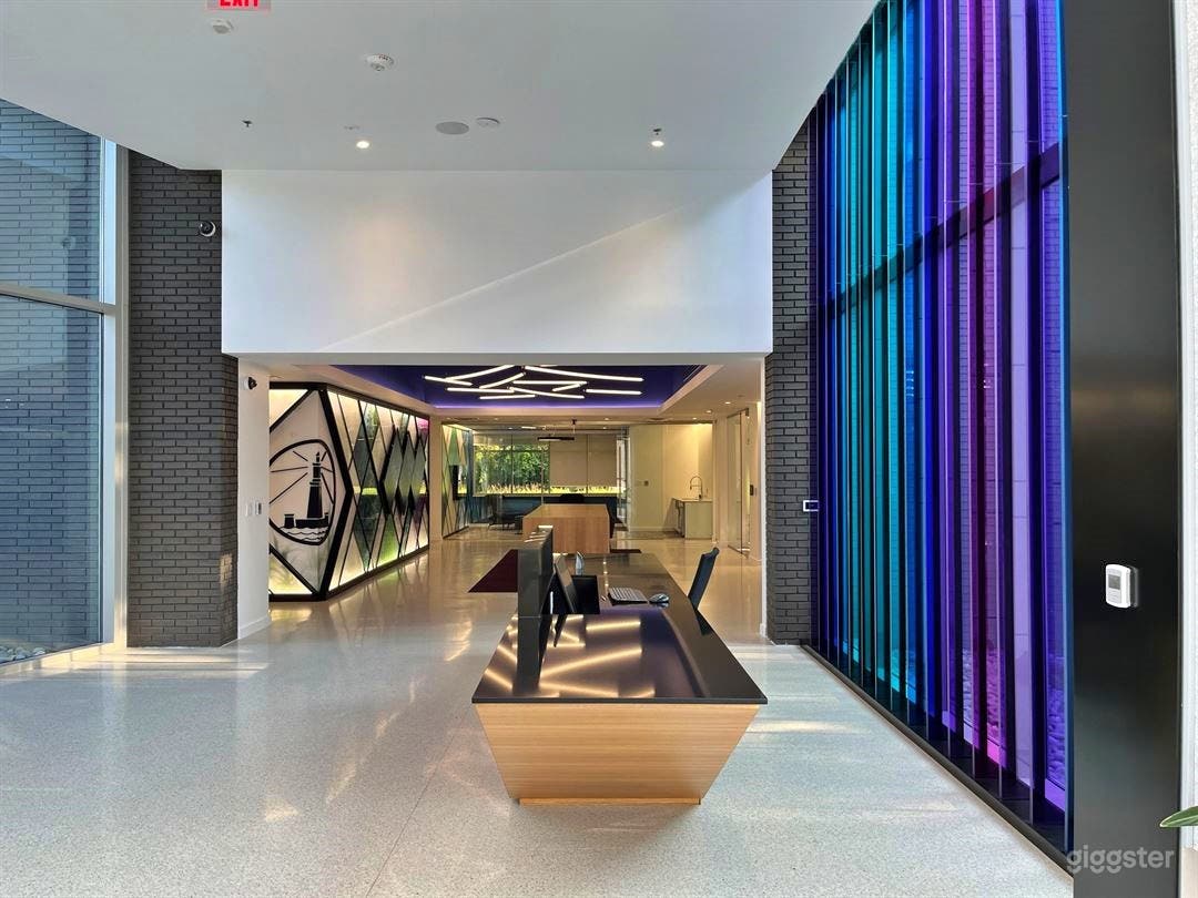 Vibrant Meeting Space for 22 Guests Photo 4