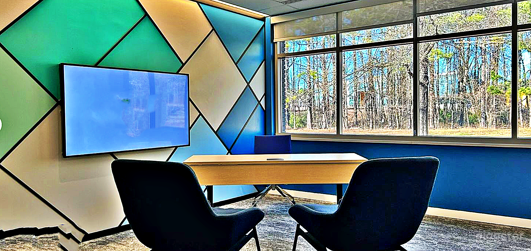 Vibrant Meeting Space for 22 Guests Photo 2