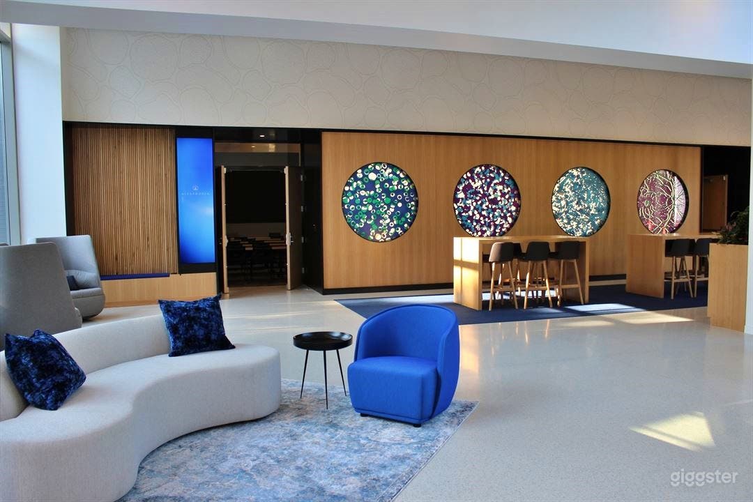 Vibrant Meeting Space for 22 Guests Photo 3