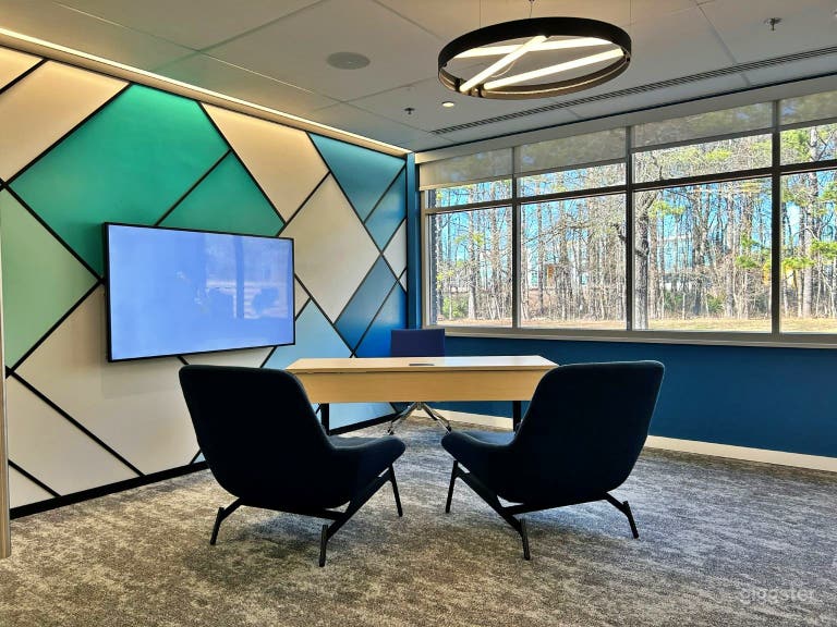  Vibrant Meeting Space for 22 Guests 