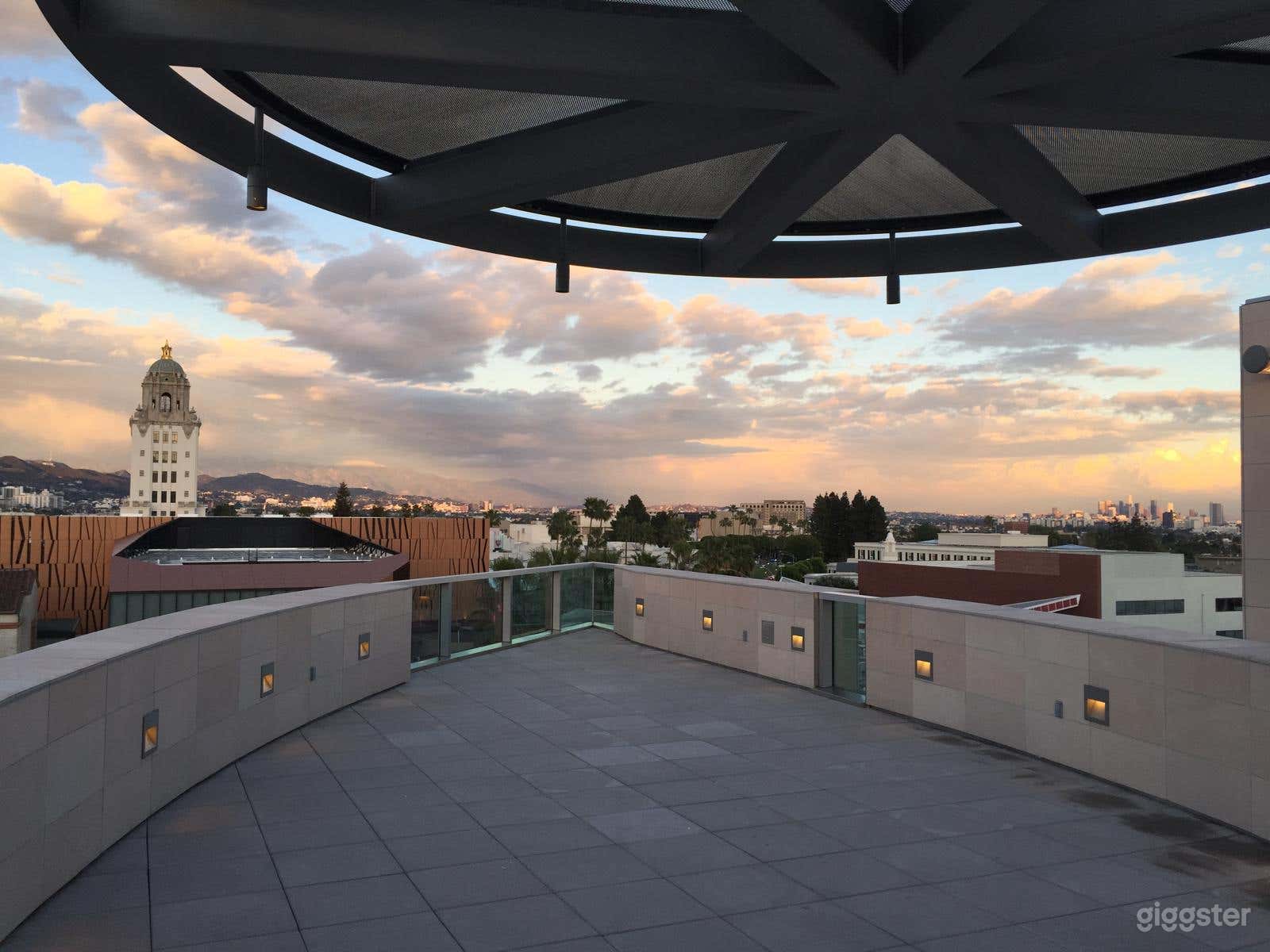 Beautiful Upscale Restaurant in Beverly Hills Photo 4