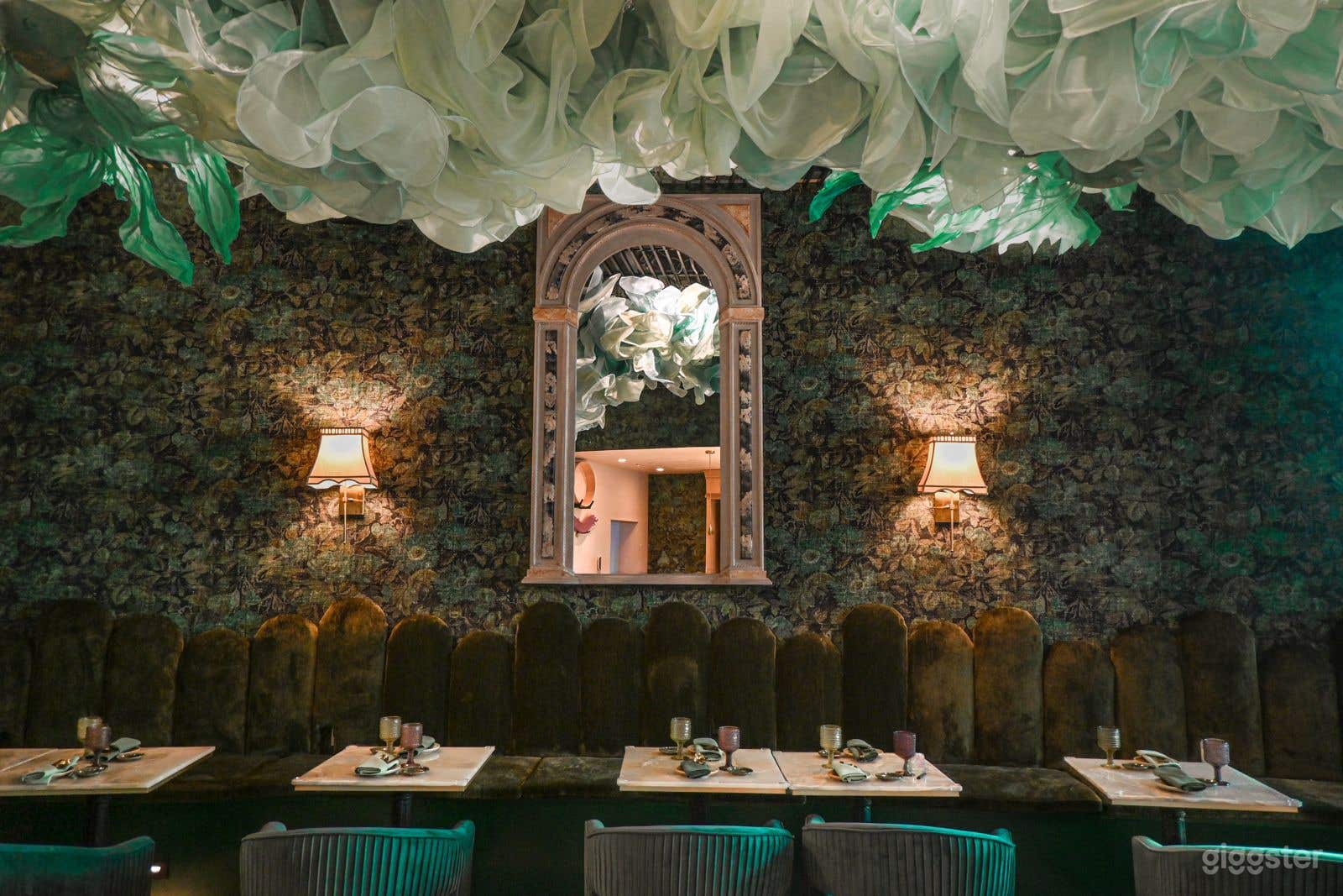 Beautiful Upscale Restaurant in Beverly Hills Photo 2