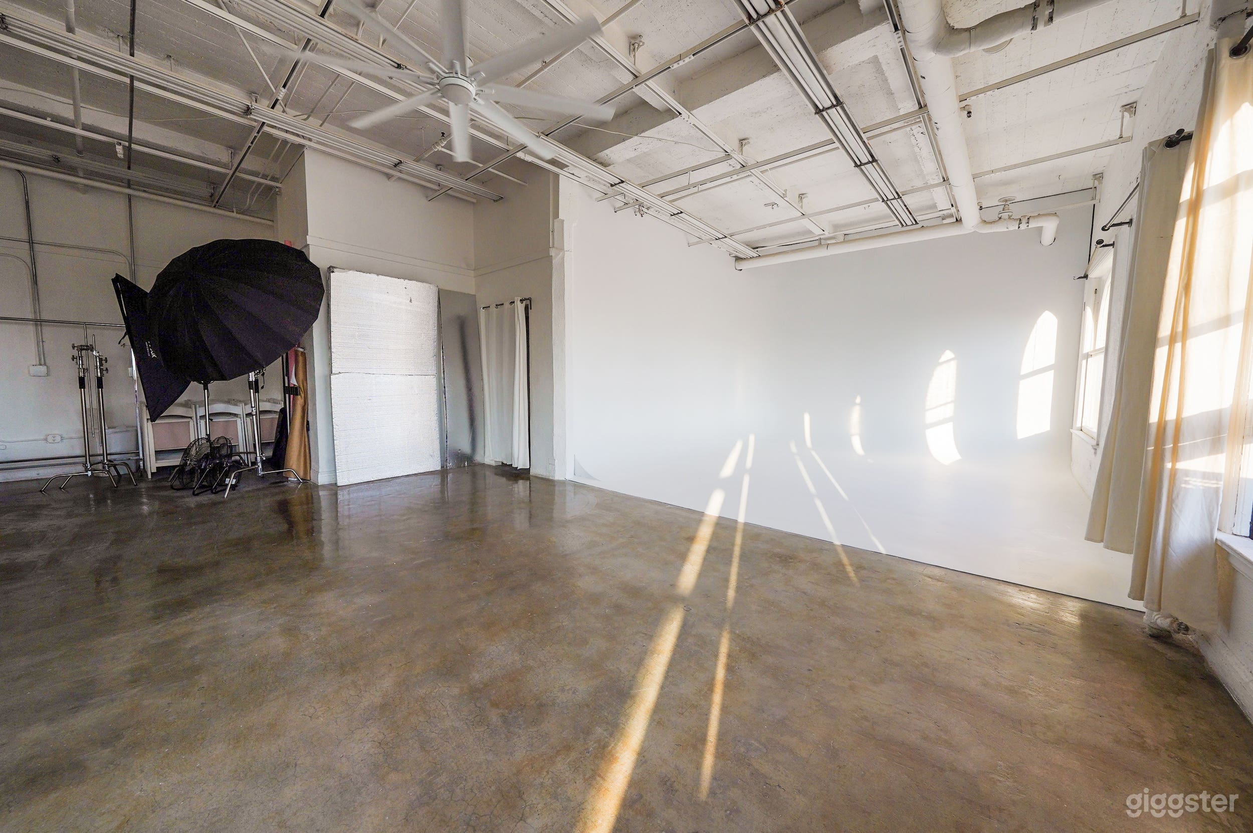 Daylight photo studio with Cyc wall in DTLA Photo 2