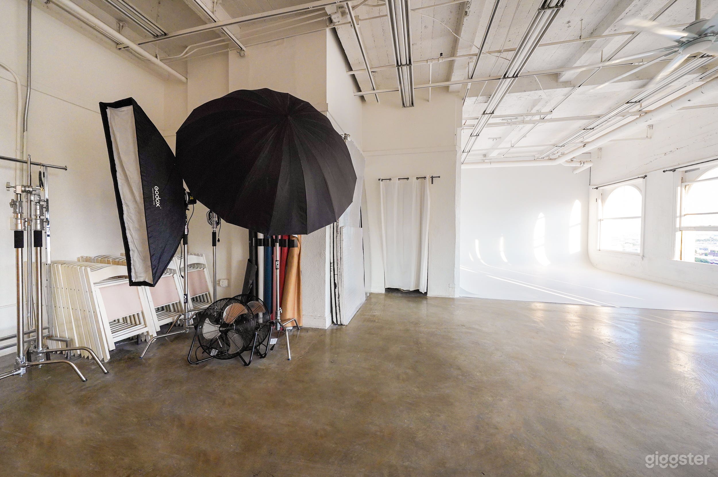 Daylight photo studio with Cyc wall in DTLA Photo 1