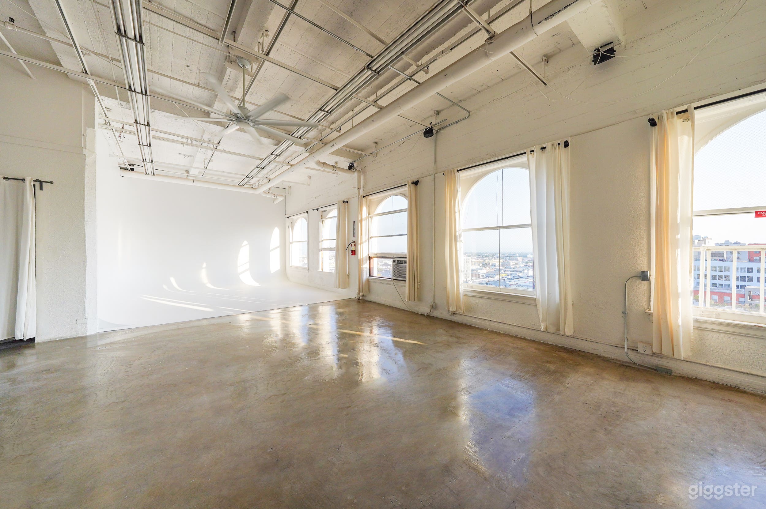 Daylight photo studio with Cyc wall in DTLA Photo 4