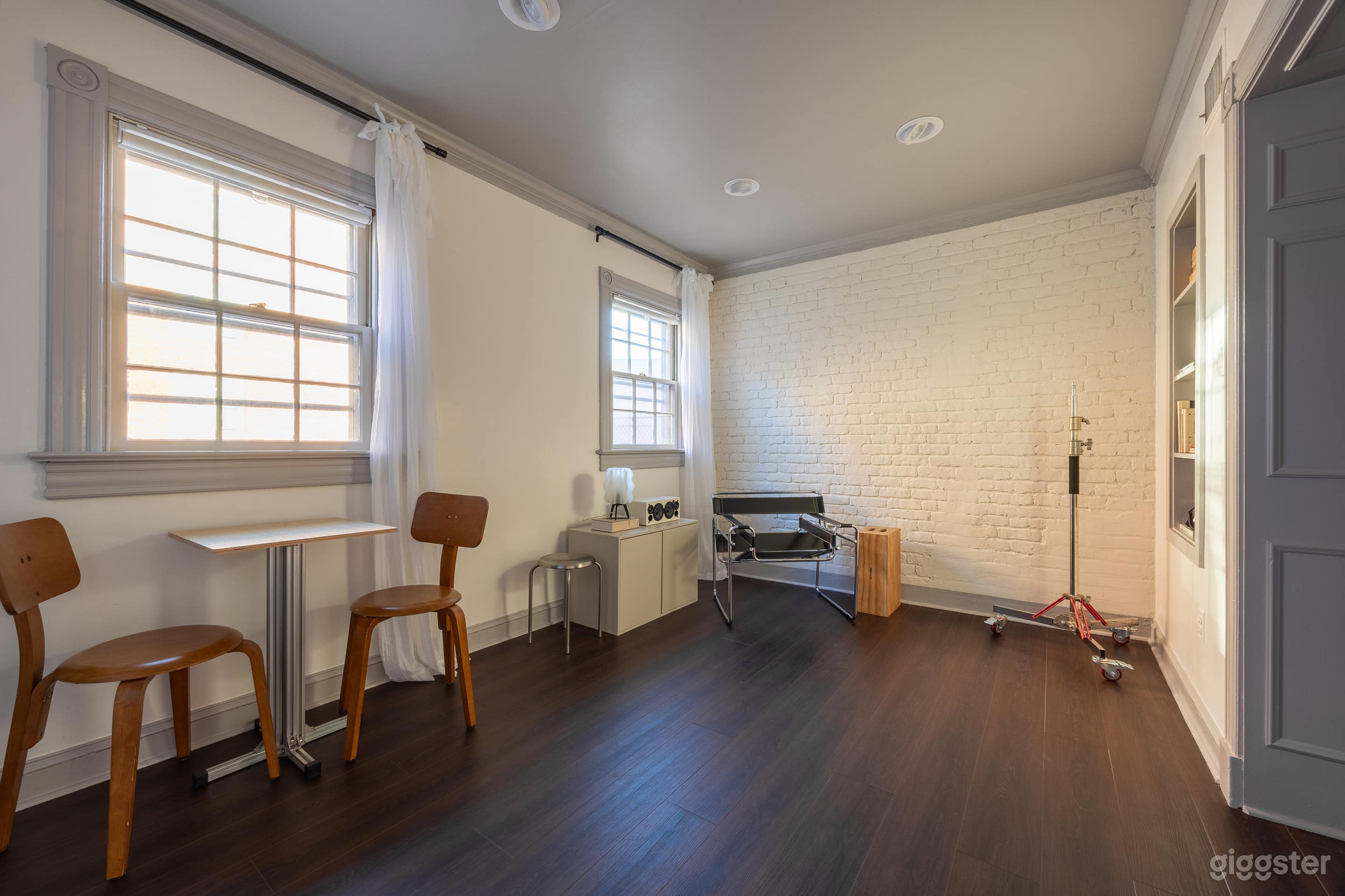 Full-Floor Creative Studio: Styled Sets, Natural Light, Full Photo 3