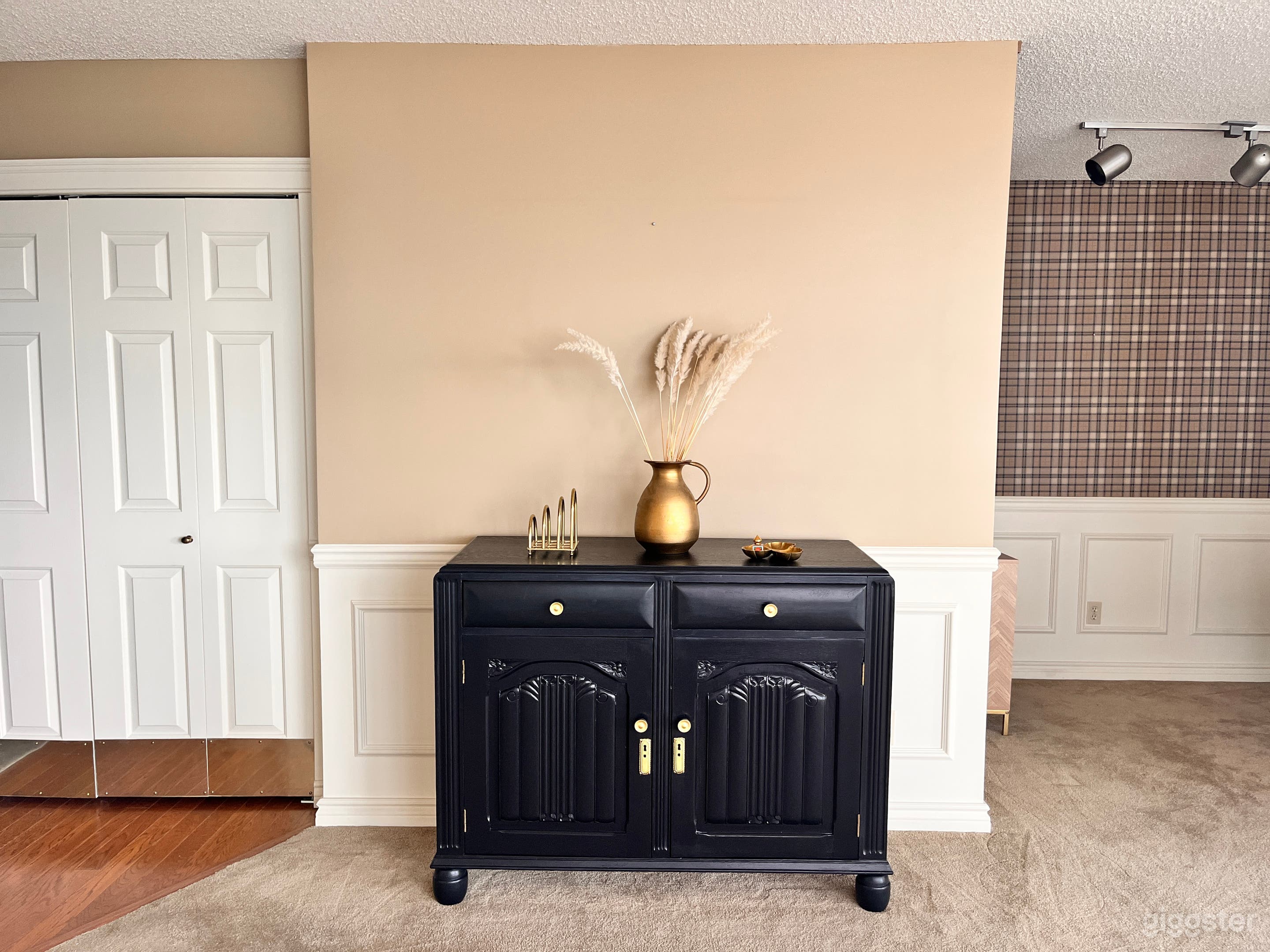 European Vintage Old Money Style Apartment  Photo 4