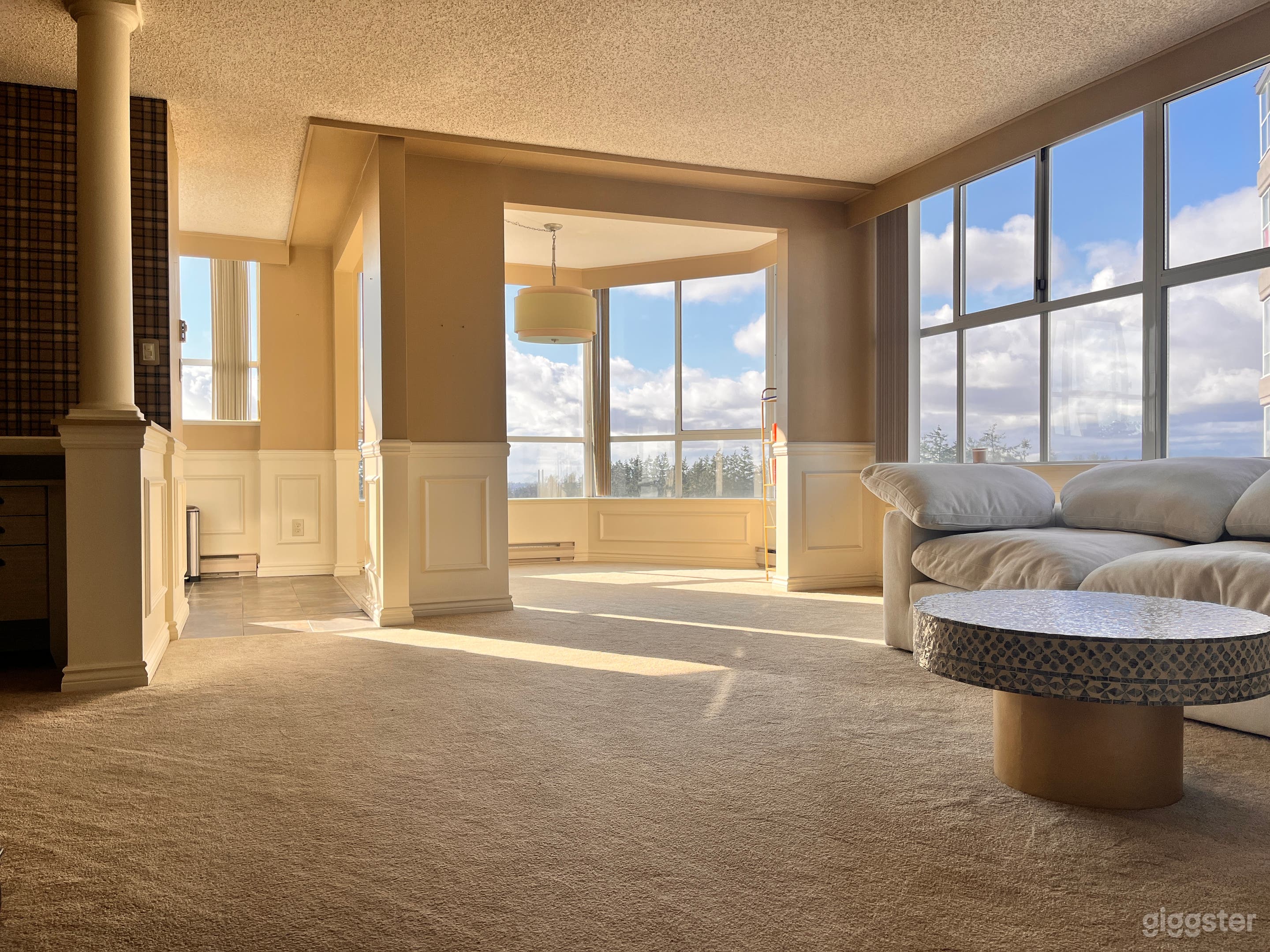 European Vintage Old Money Style Apartment  Photo 1