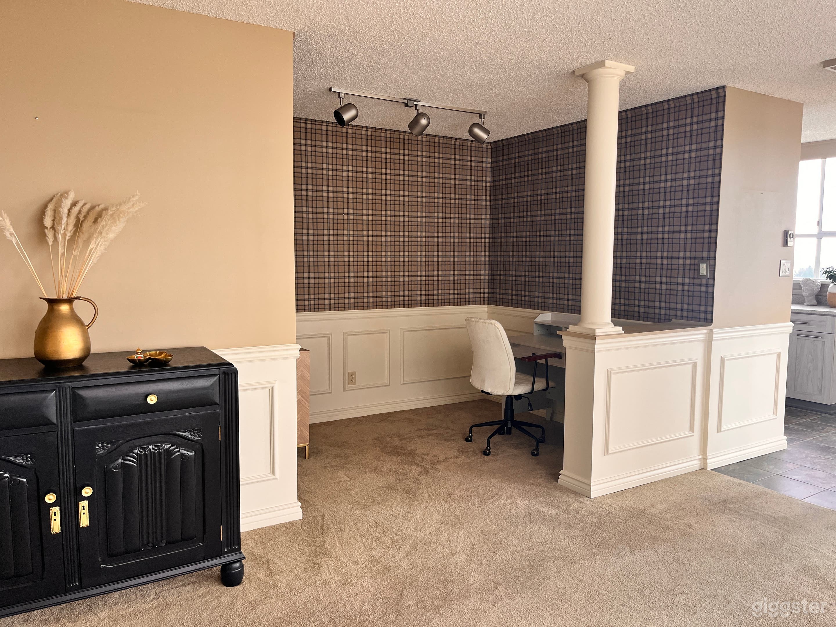 European Vintage Old Money Style Apartment  Photo 3