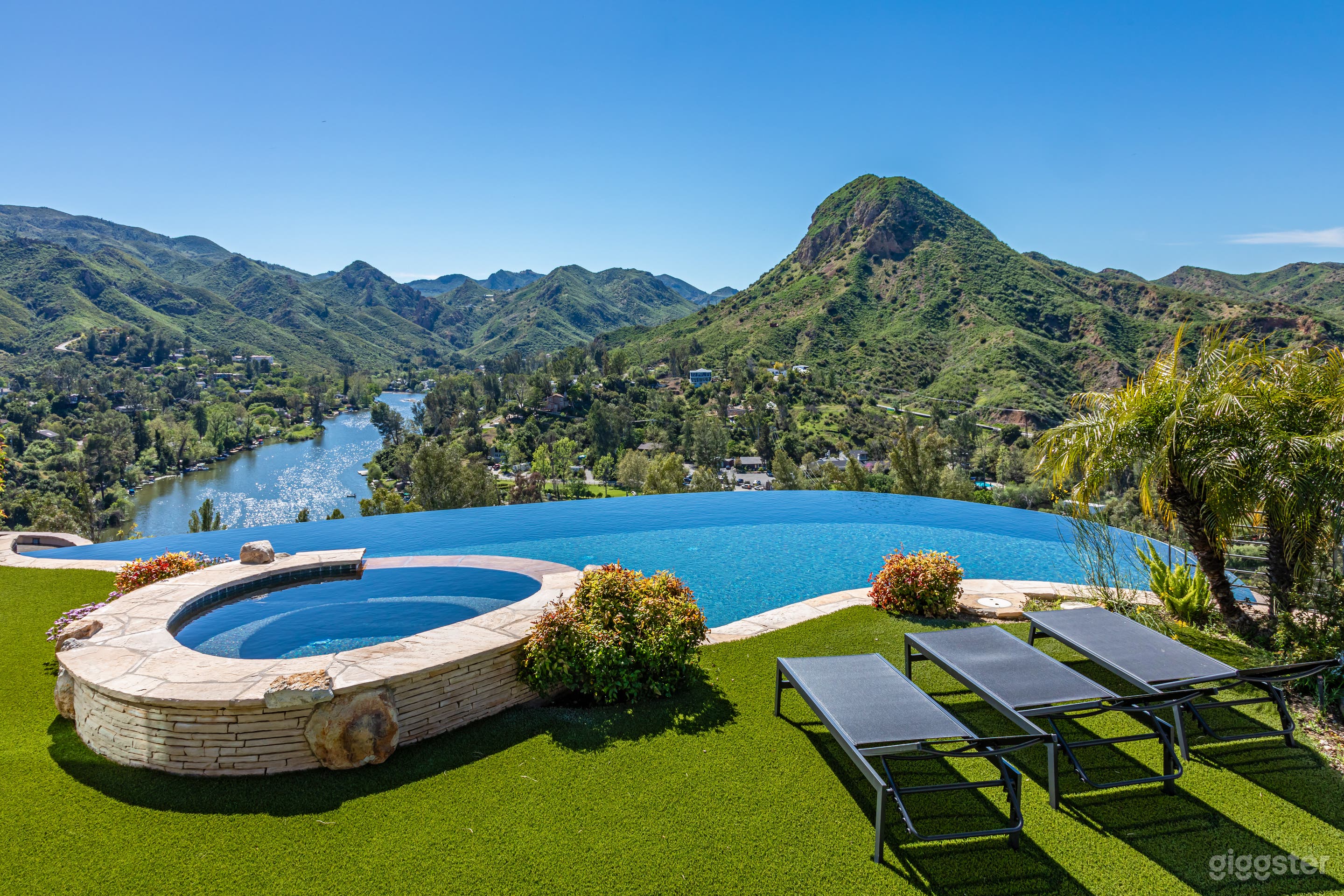 Infinity pool &amp; spa overlooking Malibou Lake