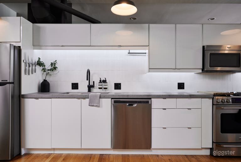  Bright and Spacious Industrial Modern Loft 