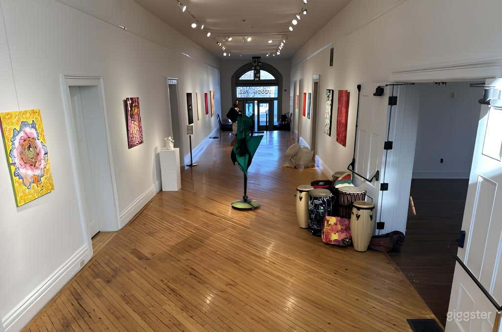 Elegant Gallery with High Ceilings Photo 2
