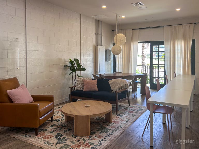  Studio per contenuti con luce naturale per servizi fotografici e video 