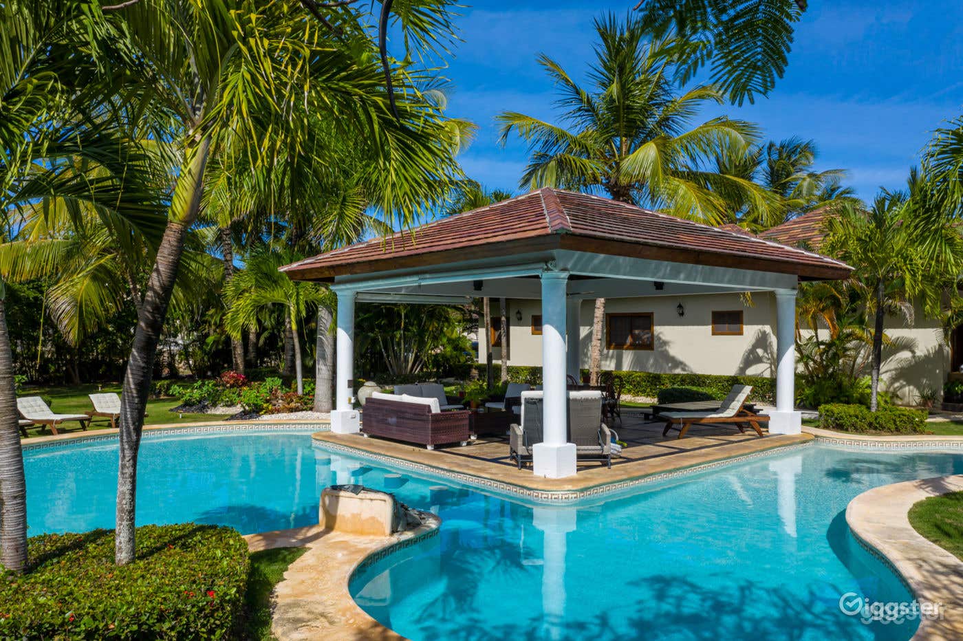 Villa Wyss - Swimming Pool Rental Photo 2