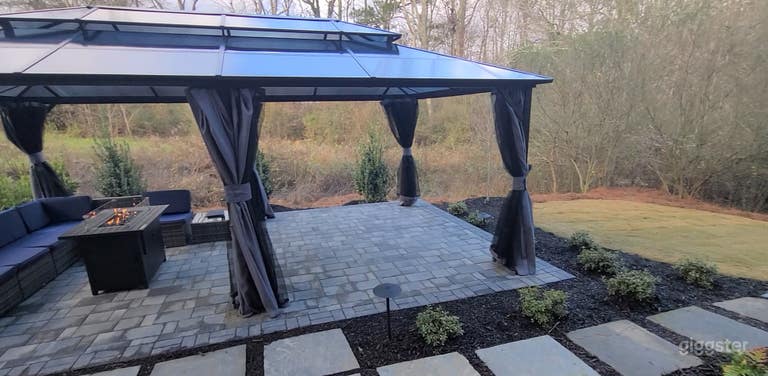  Luxurious Stunning Backyard with Gazebo 