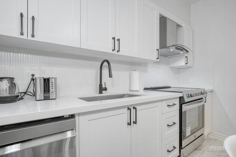  Stylish 4BR Urban Retreat in Riverside 