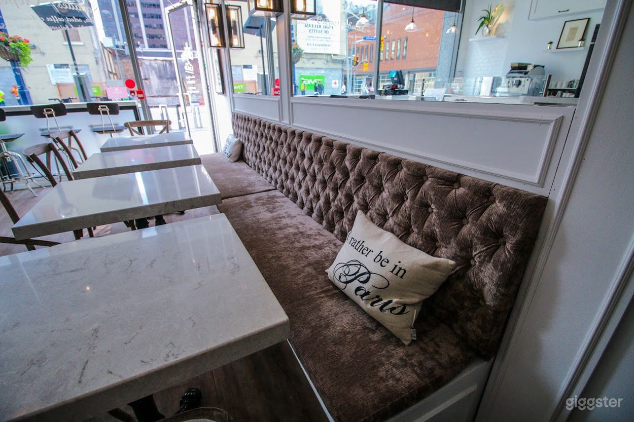 Restaurant in Toronto that Offers a Sophisticated but Relaxed Atmosphere Photo 3