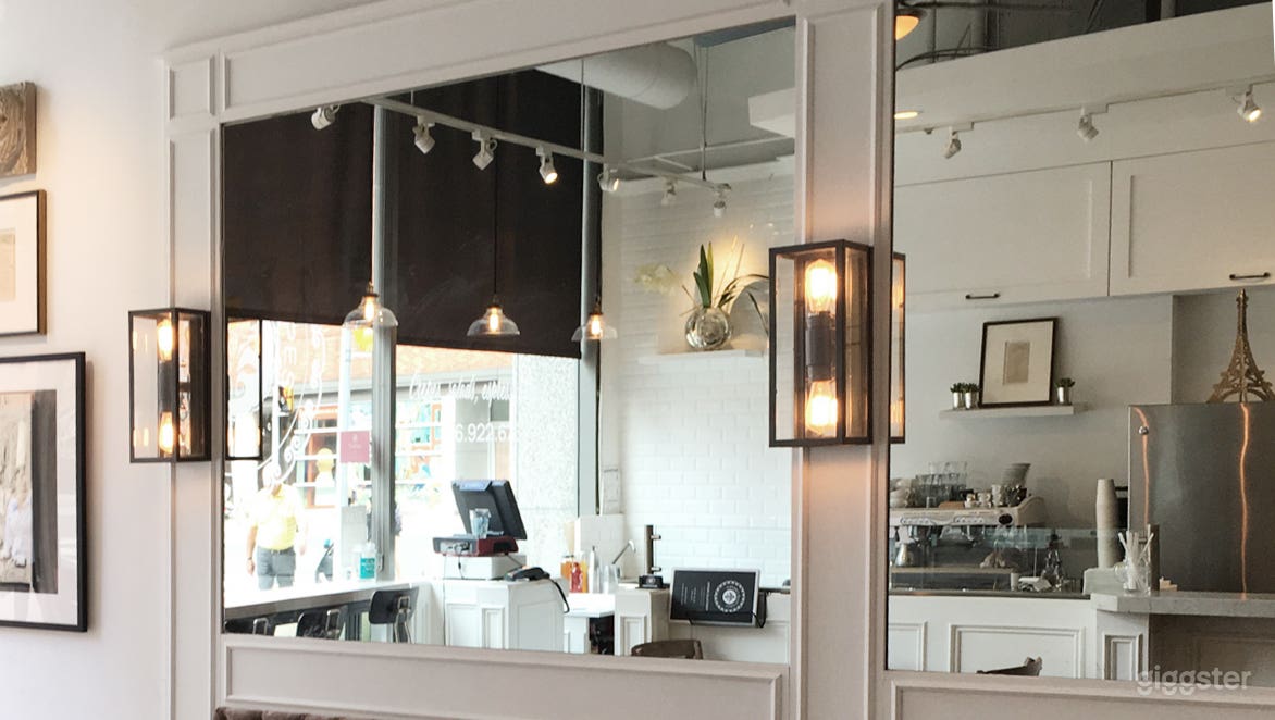 Restaurant in Toronto that Offers a Sophisticated but Relaxed Atmosphere Photo 2