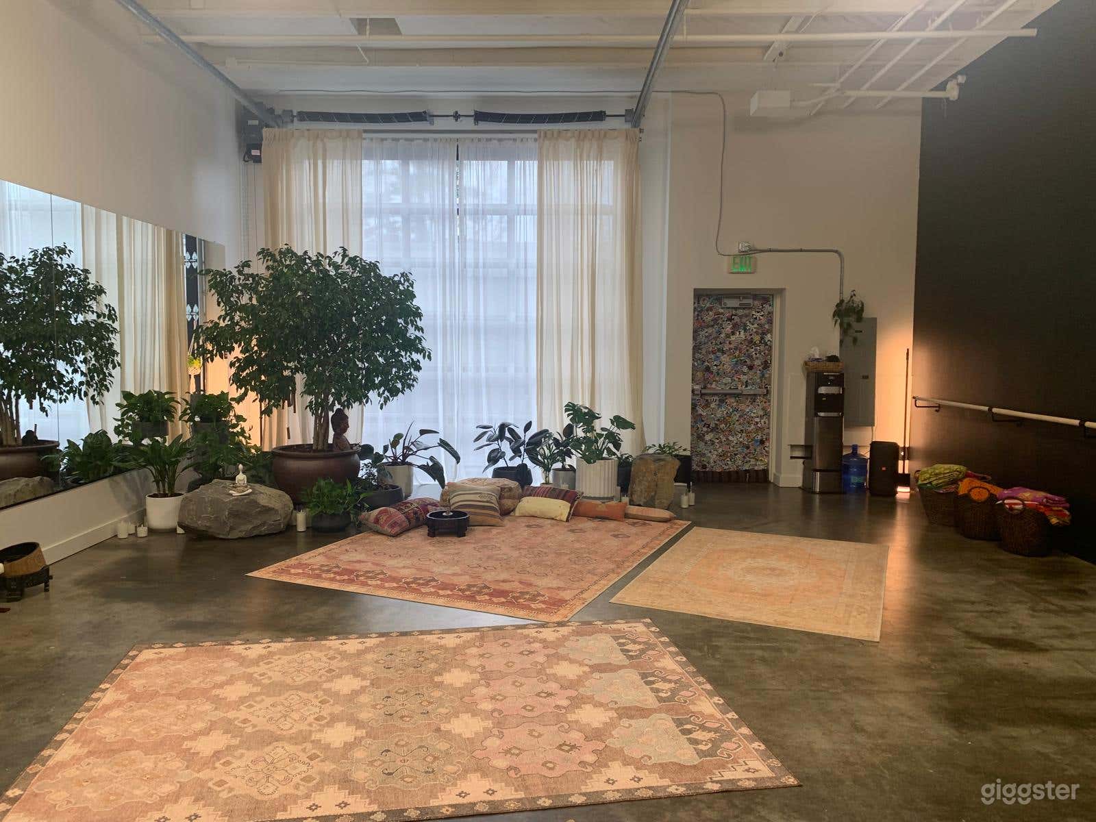 Beautiful open boho/modern yoga studio Photo 3