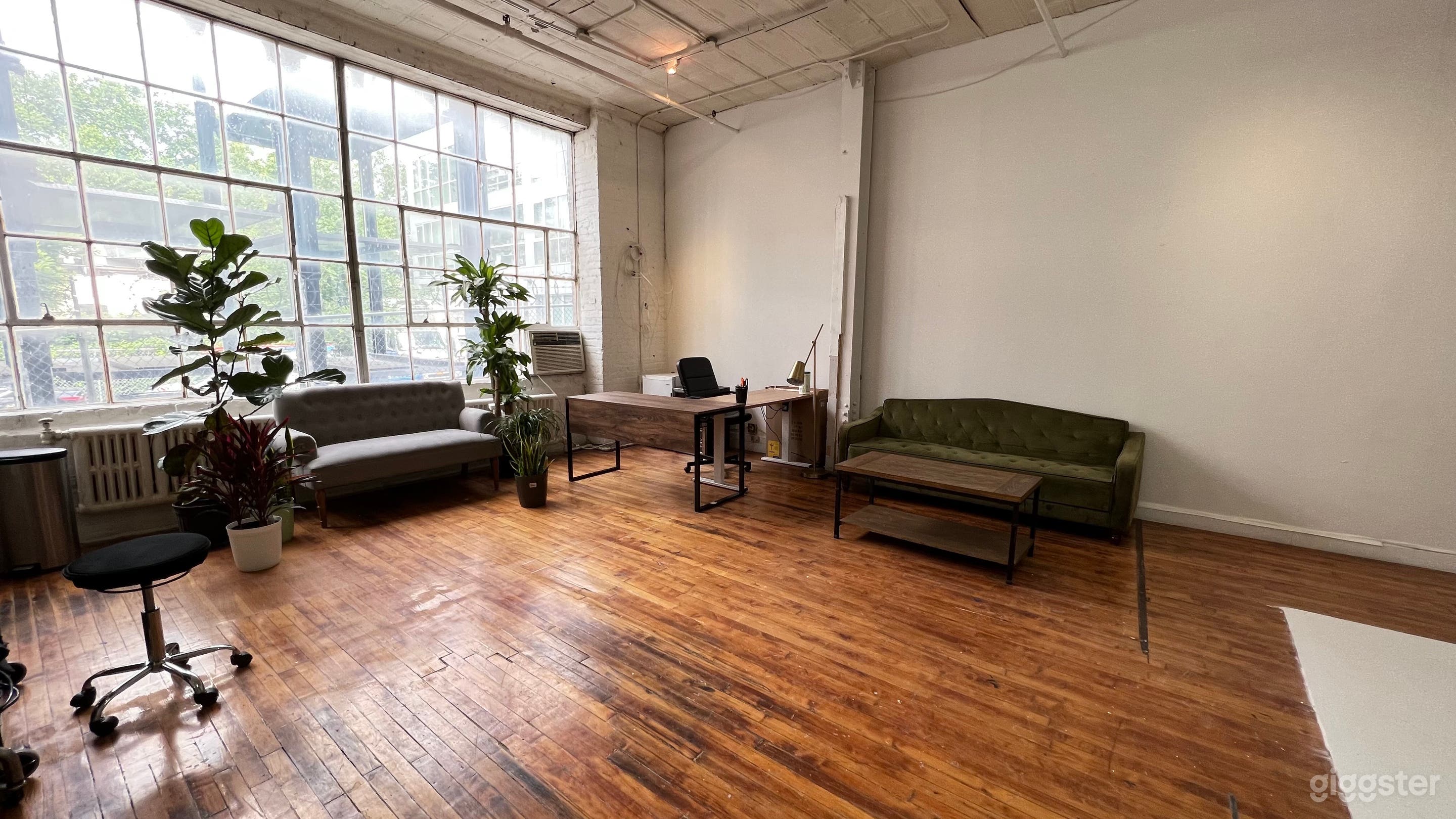 Seating and desk area 